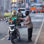 Polsek Metro Kebayoran Baru Bagikan Masker Kewarga yang Melintas, Cegah Dampak Debu Erupsi IMG-20260907-WA0001